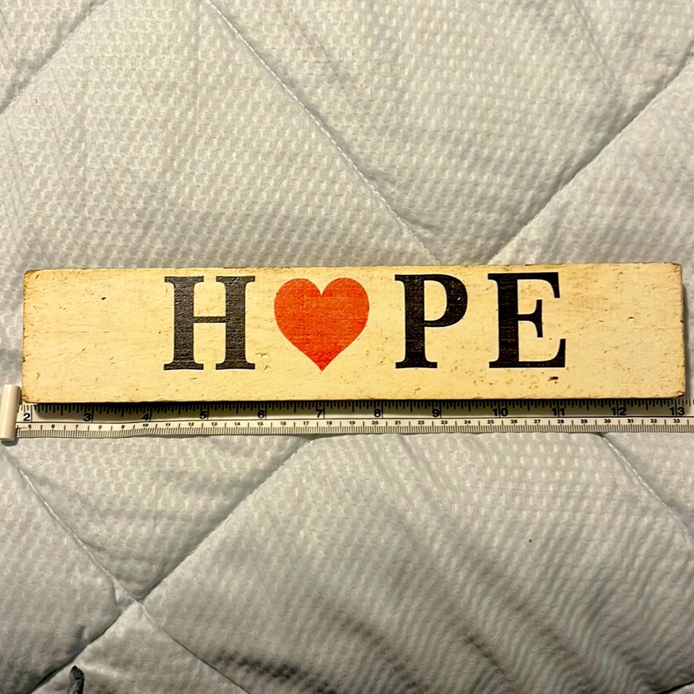 Wooden ‘hope’ sign